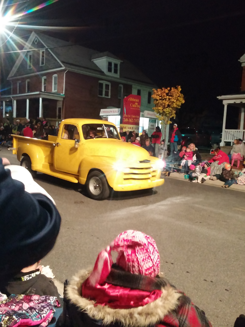 Illustration for article titled Halloween Parade Car Show Photodump